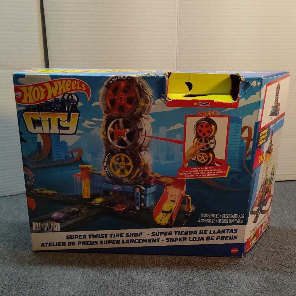 Hot Wheels City Super Twist Tire Shop Playset New Sealed Box Damage
